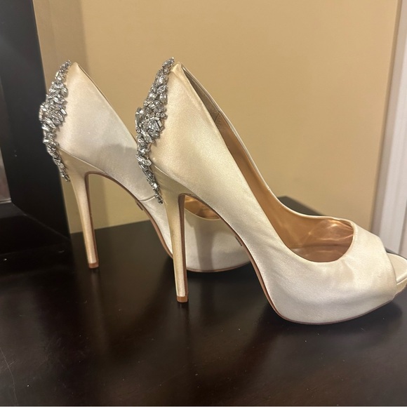Badgley Mischka Kiara Bridal Pump Heel Size: 7.5 - Picture 2 of 11